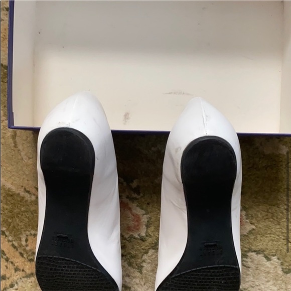 Stuart Weitzman - white ballerina flats with navy laser cut bow - Picture 2 of 7